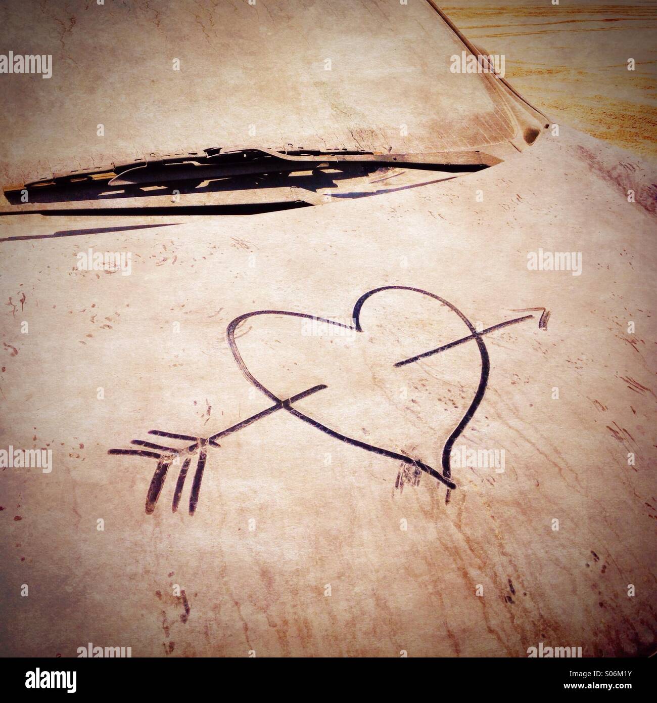 Love Heart sur sale voiture abandonnée couverte de sable en terrain de stationnement à Dubaï ÉMIRATS ARABES UNIS - Image de stock capturée avec un smartphone