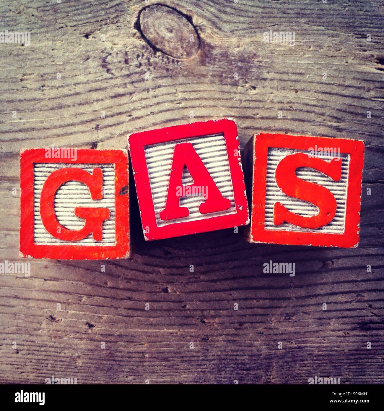 C'est une photo d'estampe japonaise toys va lettre de l'alphabet sur eux qui sont combine ensemble pour créer le mot de gaz à - Image de stock capturée avec un smartphone