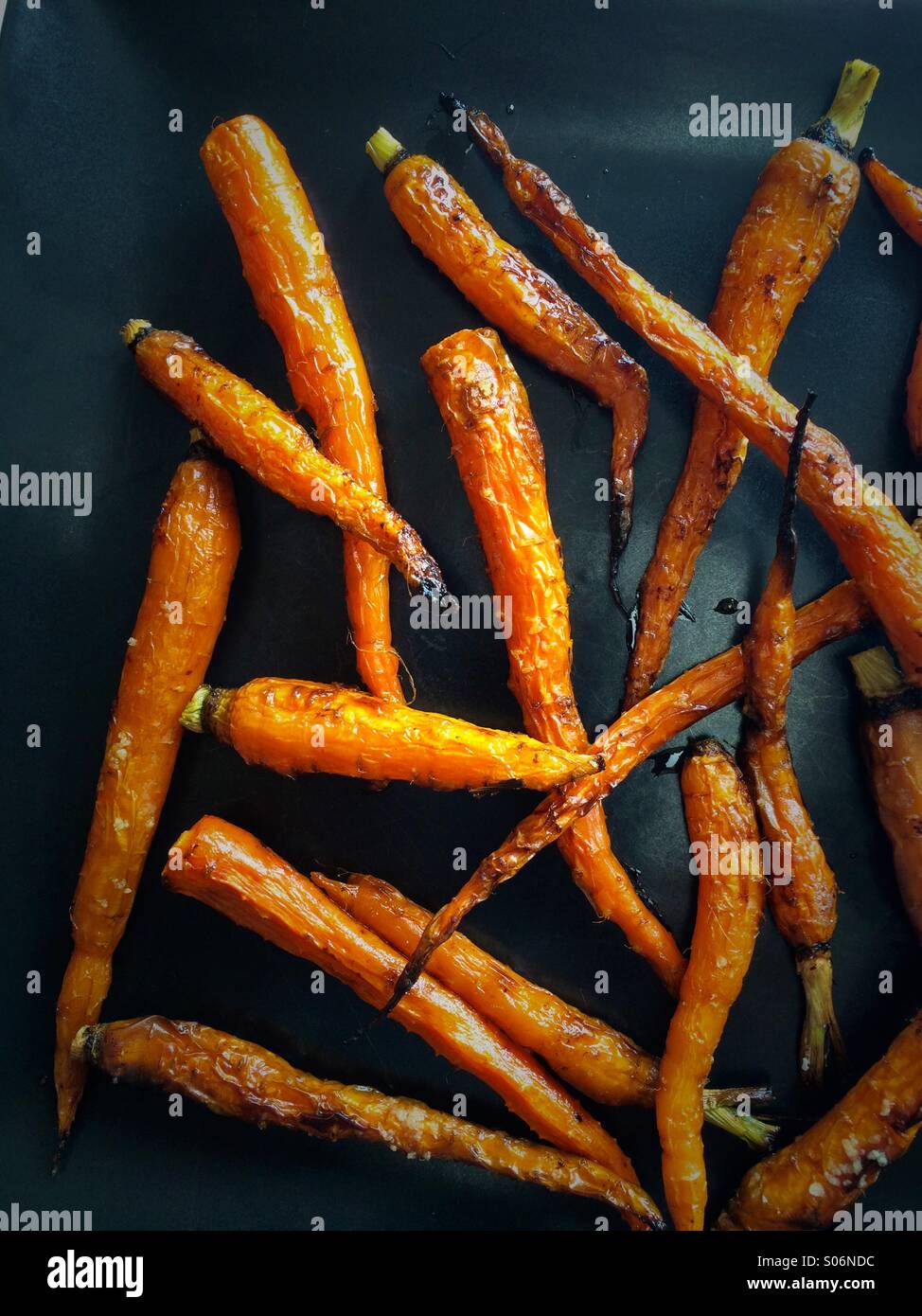 Les carottes fraîches rôties simplement avec du sel et l'huile d'olive Banque D'Images