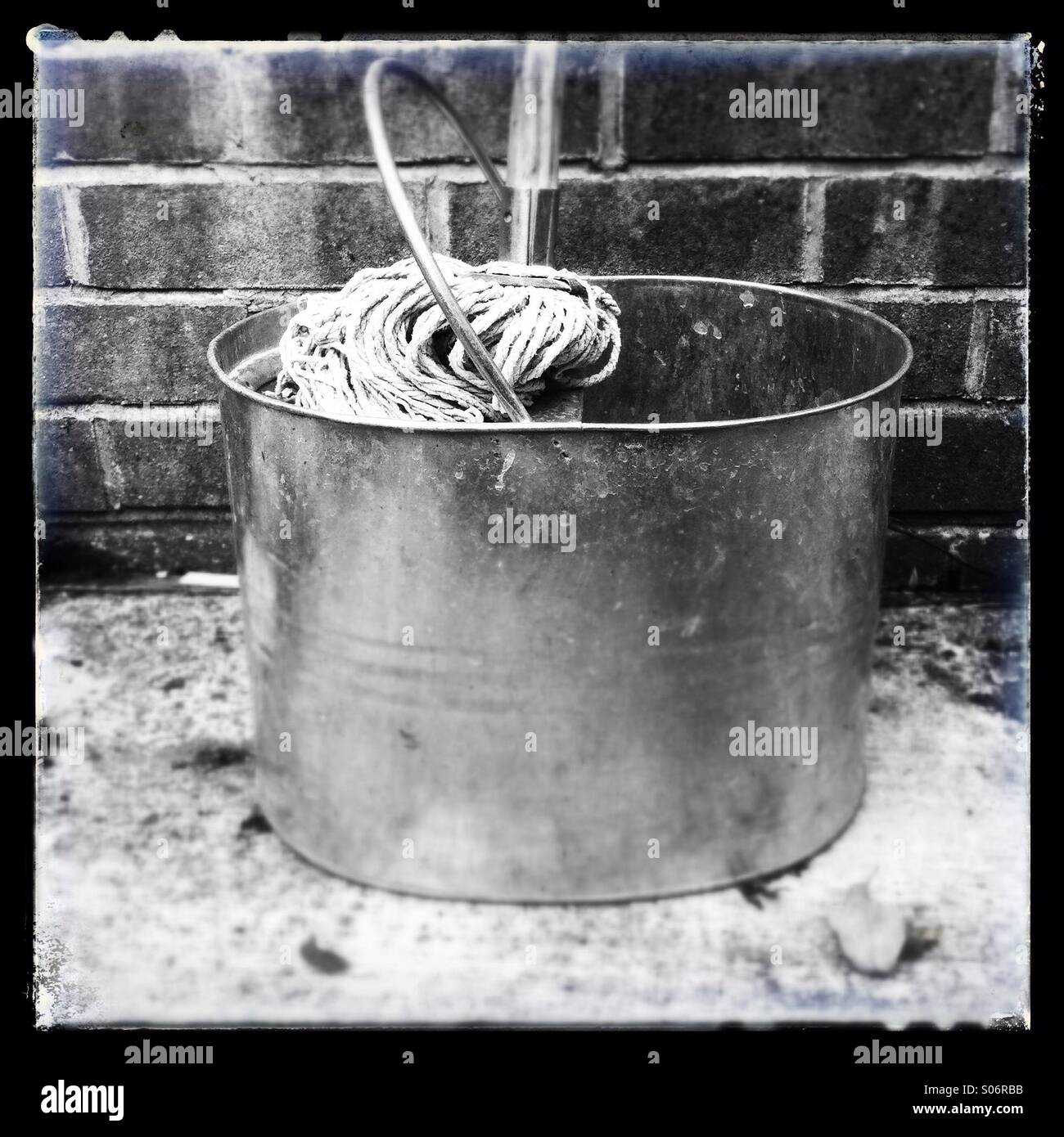 Seau à vadrouille traditionnelle et string RDP - Image de stock capturée avec un smartphone