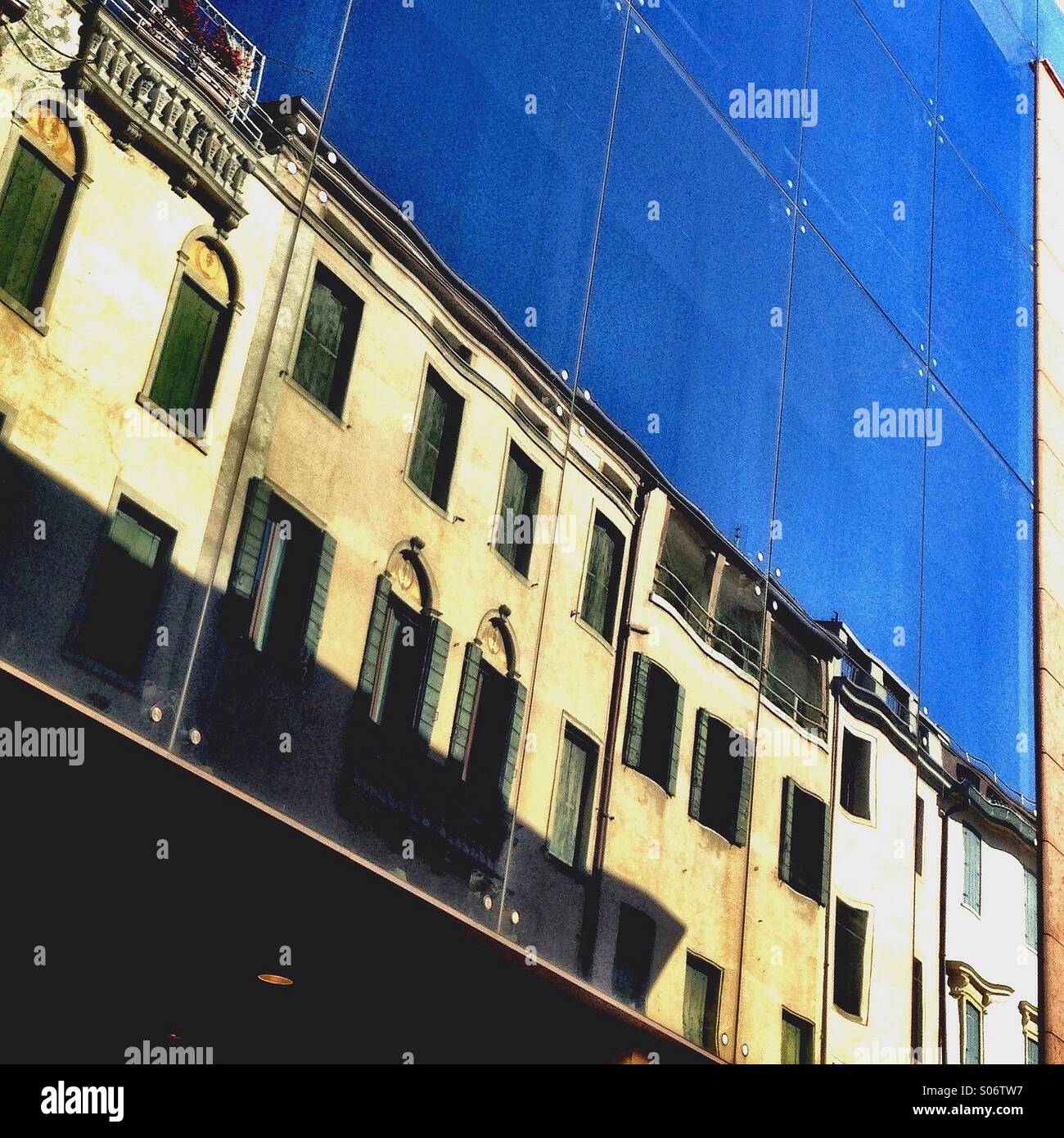 La réflexion de bâtiments médiévaux sur une fenêtre en verre, Padoue, Italie Banque D'Images