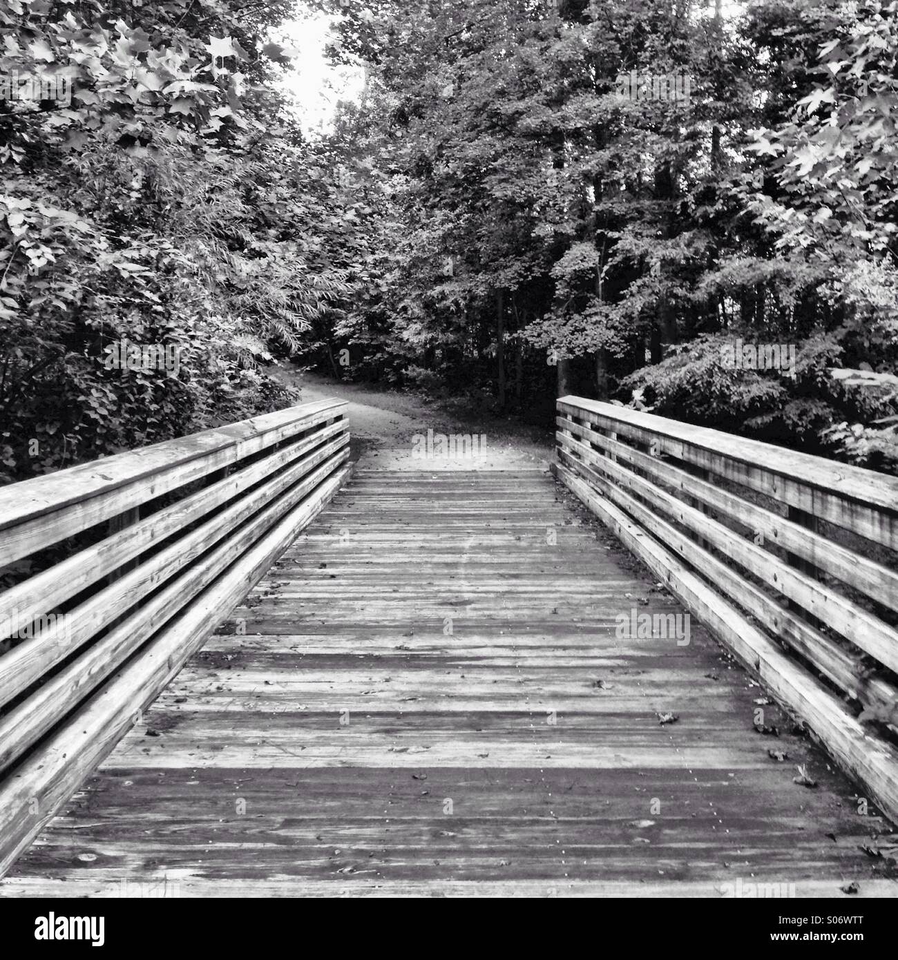 Passerelle en noir et blanc - Image de stock capturée avec un smartphone