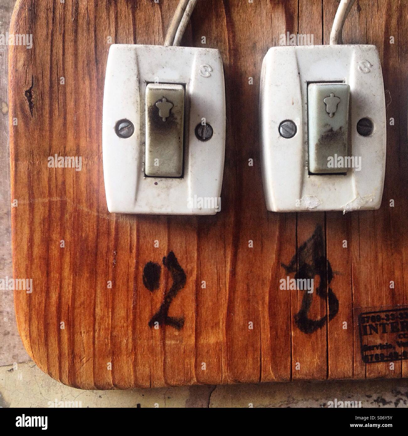 Deux appartements et trois sonneries de porte dans un bâtiment de la Colonia Roma, Mexico, Mexique Banque D'Images