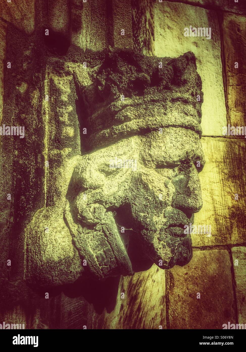 La sculpture sur pierre de l'homme face à l'église St Martin Le Grand York North Yorkshire England UK Banque D'Images