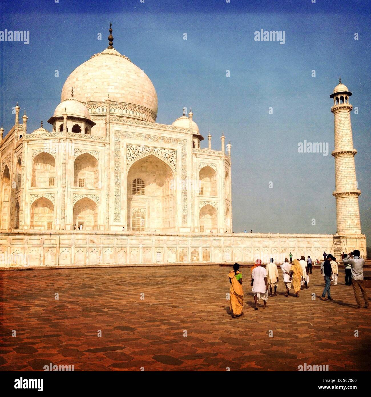 Les personnes portant des vêtements traditionnels pour entrer au Taj Mahal, Agra, Inde Banque D'Images