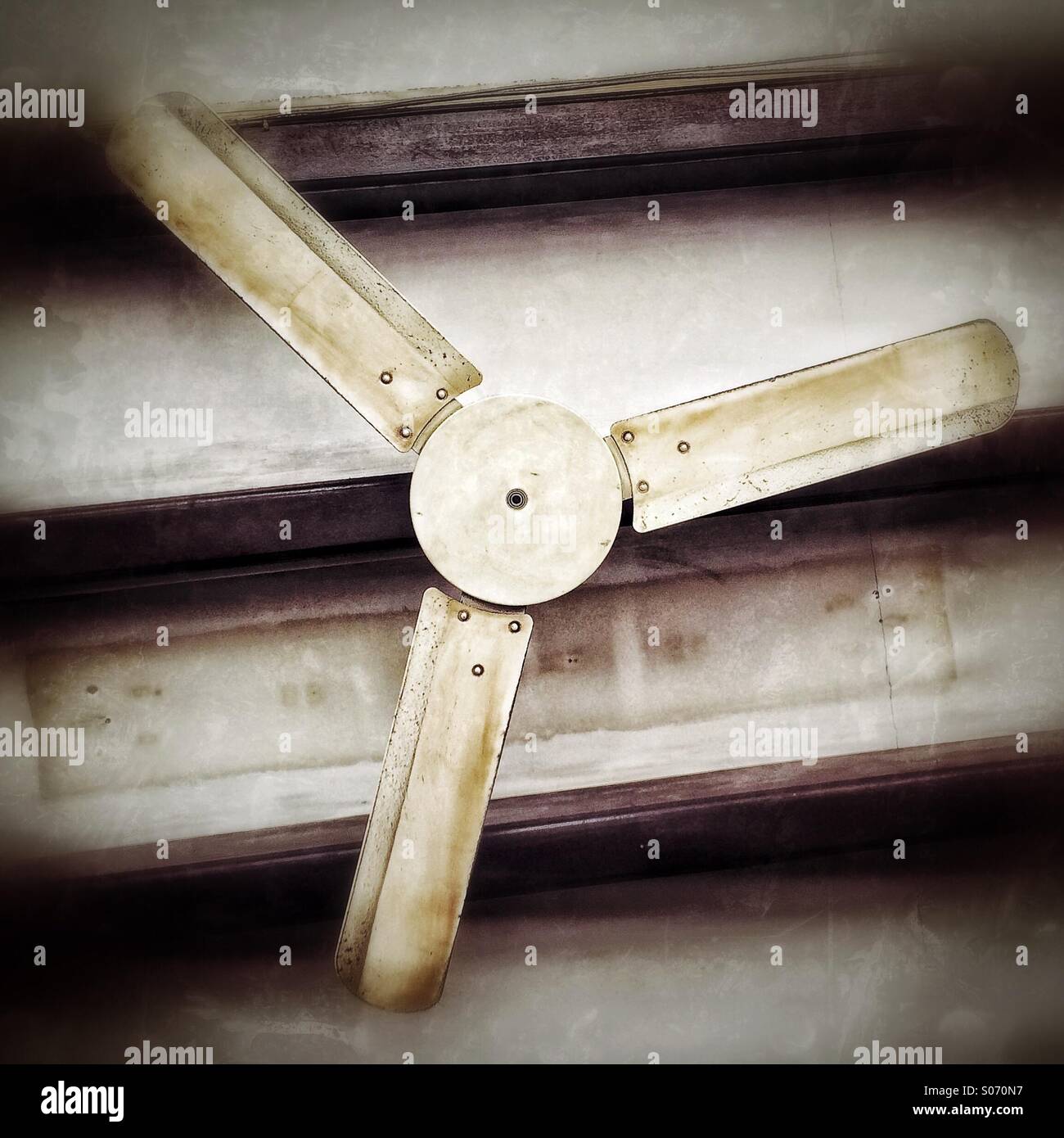 Ventilateur de plafond ancien - Image de stock capturée avec un smartphone