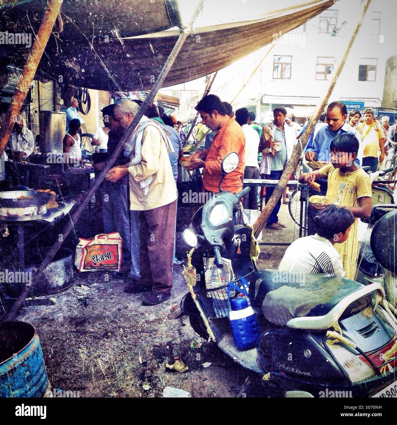 Les personnes mangeant à Agra's market Banque D'Images
