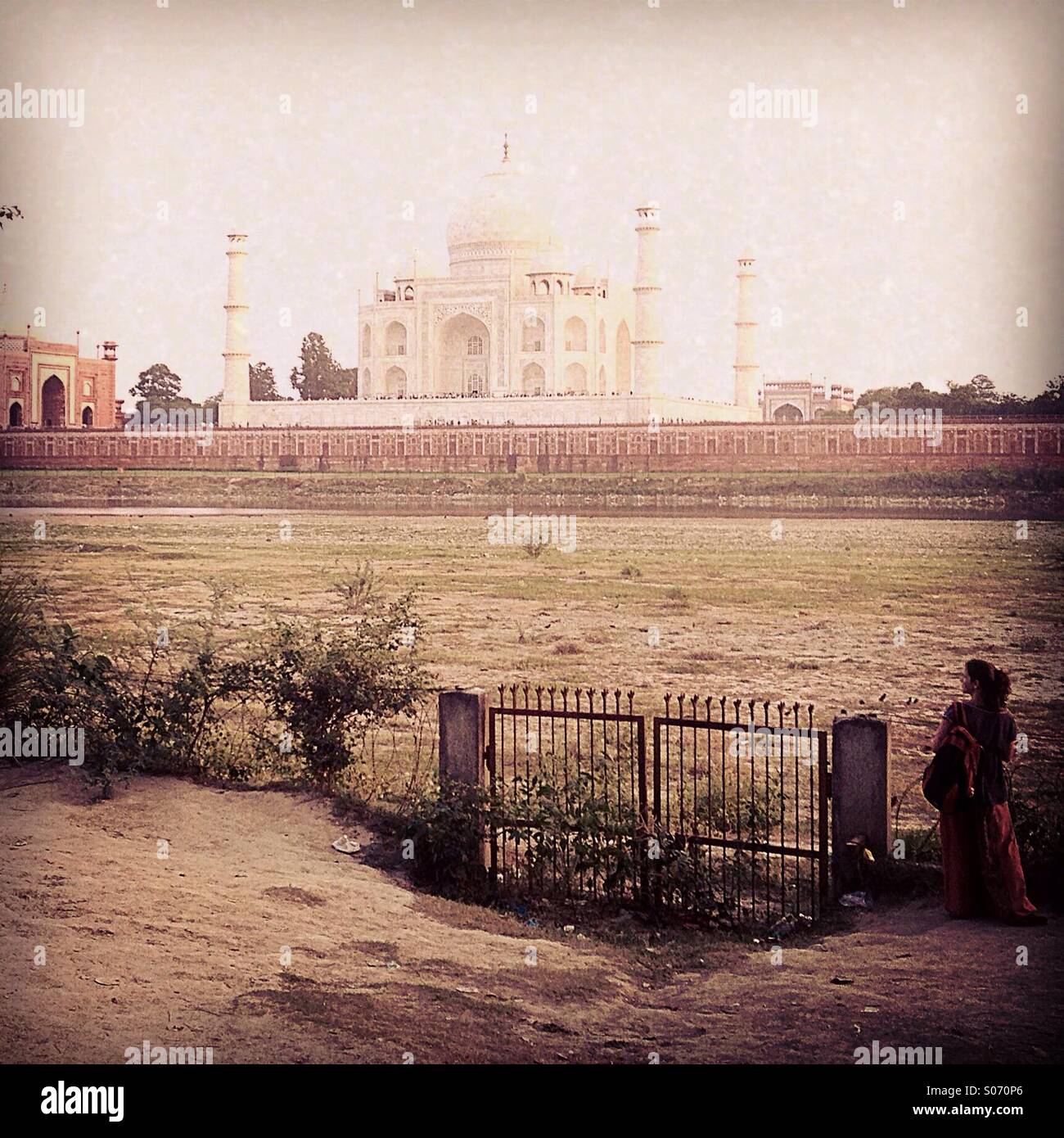 Woman looking at Taj Mahal du Riverside, Agra, Inde Banque D'Images
