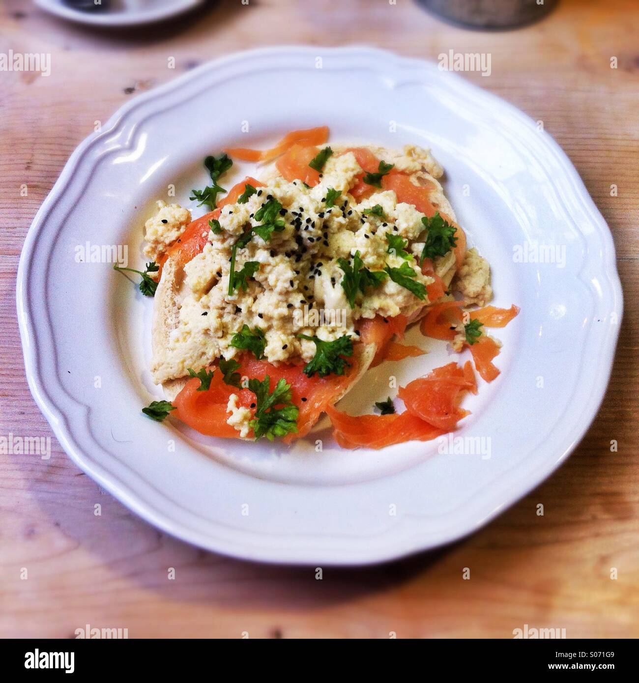 Des œufs brouillés et du saumon fumé breakfast - Image de stock capturée avec un smartphone
