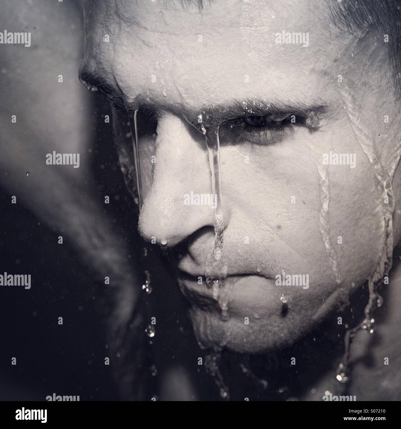 Moody image de l'homme dans la douche - Image de stock capturée avec un smartphone