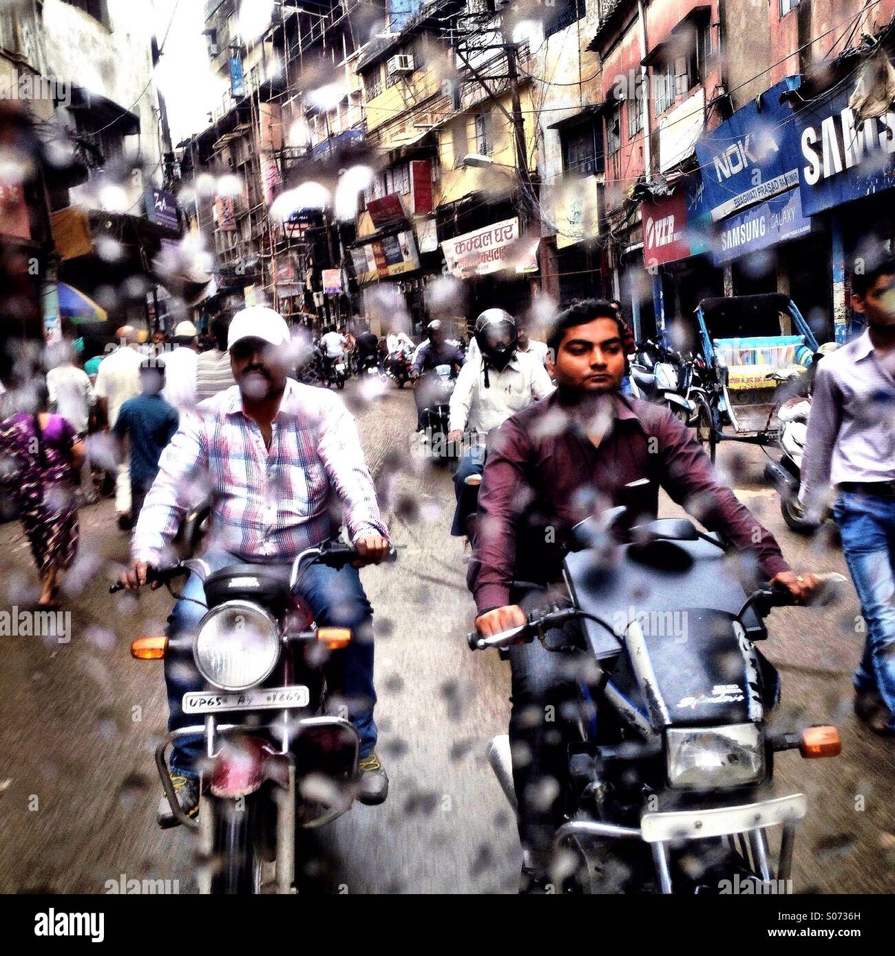 Varanasi Street view à partir d'une voiture un jour de pluie en verre Banque D'Images