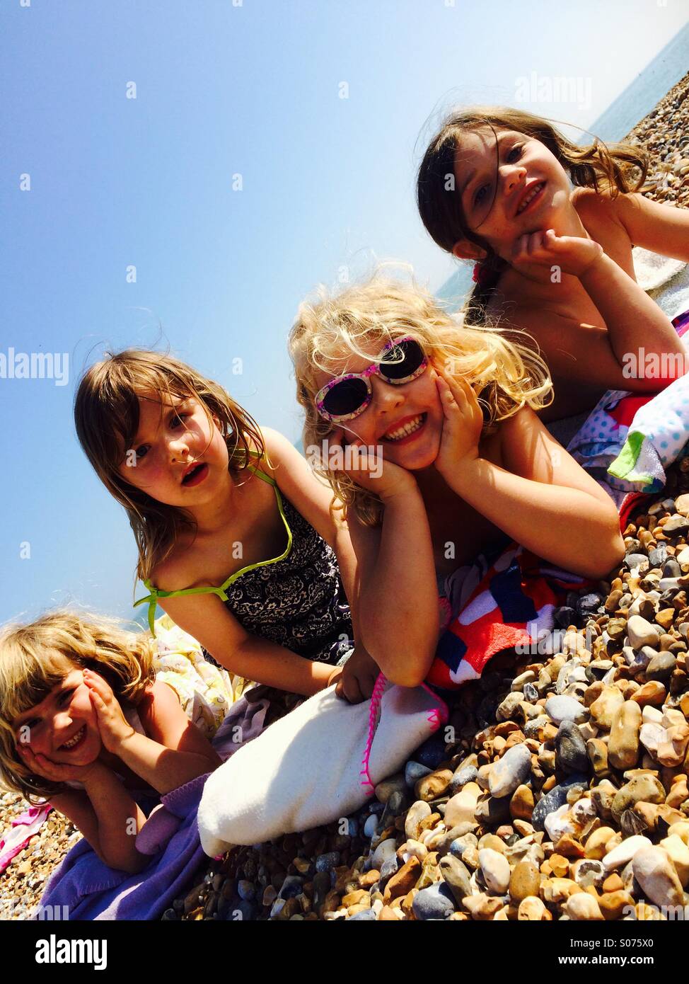 5 ans filles sur beach Banque D'Images
