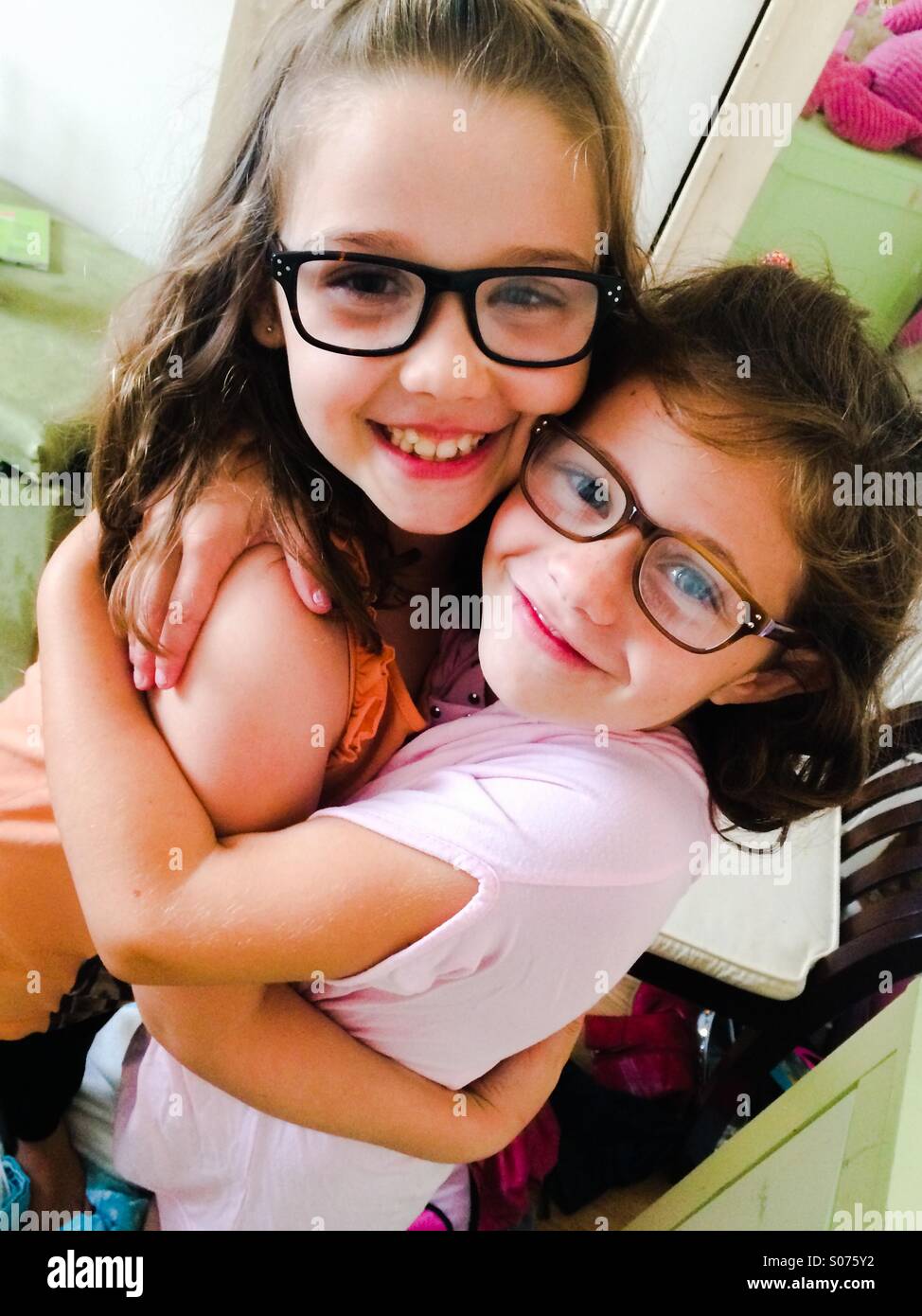 Deux filles de 6 ans portant des lunettes Banque D'Images