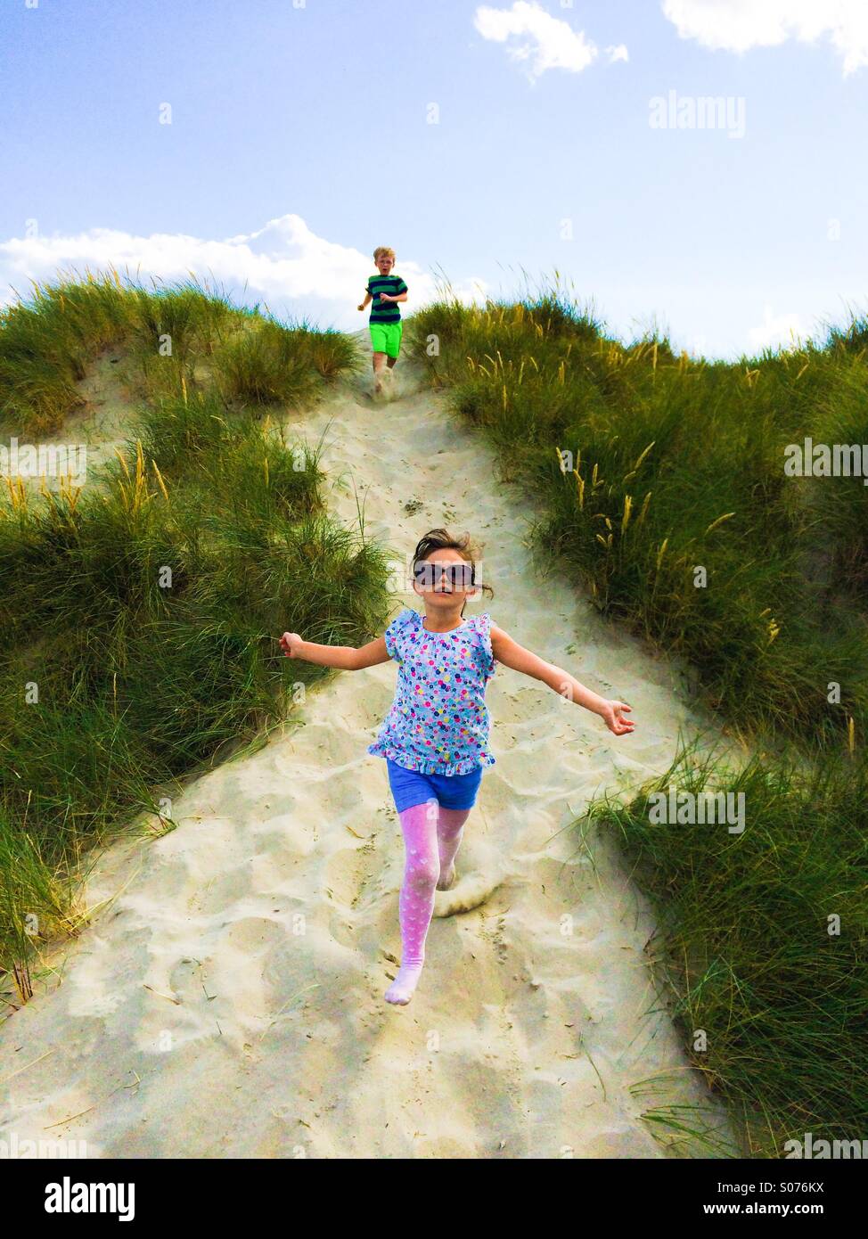 À l'âge de cinq ans, deux enfants jouant dans les dunes de sable Banque D'Images