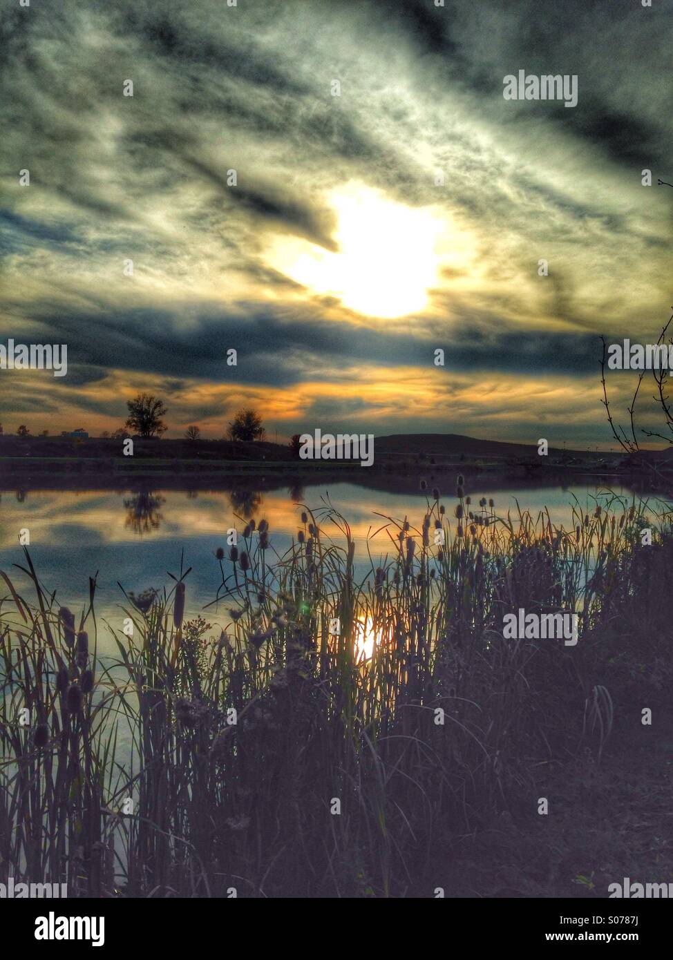 Un lac au coucher du soleil. - Image de stock capturée avec un smartphone