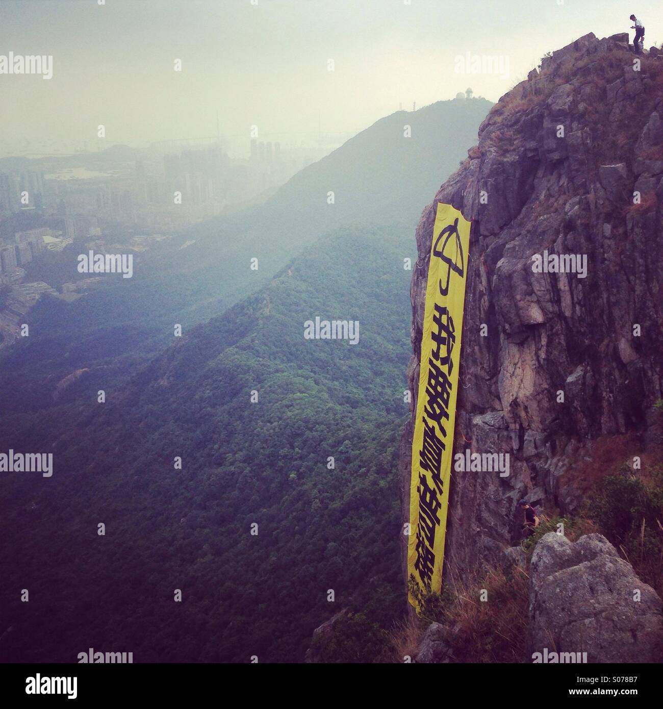 Pro-démocratie bannière sur le rocher du Lion au-dessus de Hong Kong se lit "je veux vrai vote". Banque D'Images