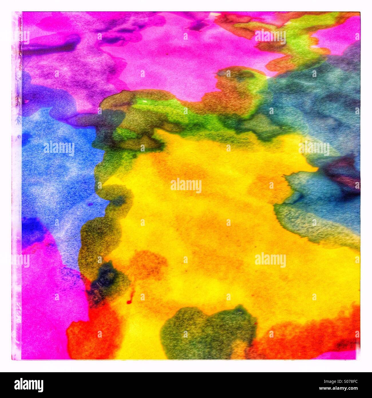 Une composition colorée remplie de tourbillons dynamiques de jaune, rose, bleu et vert, mettant en valeur la beauté des techniques d'art fluide sur toile texturée. - Image de stock capturée avec un smartphone