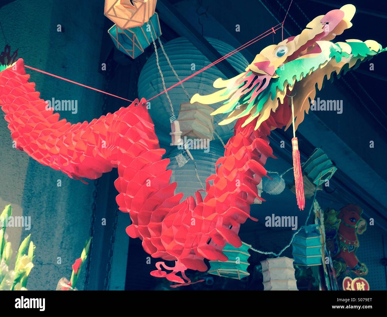 Rouge chinois dragon de papier souvenir Banque D'Images