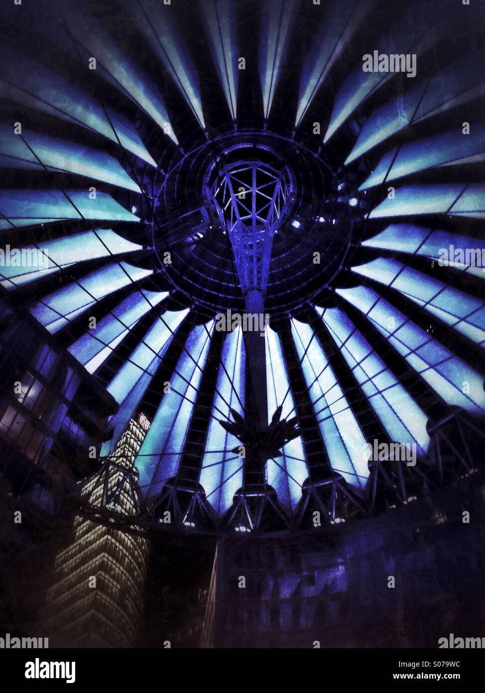 Jusqu'à dans le plafond du Sony Center de la Potsdamer Platz, Berlin, Allemagne. Banque D'Images