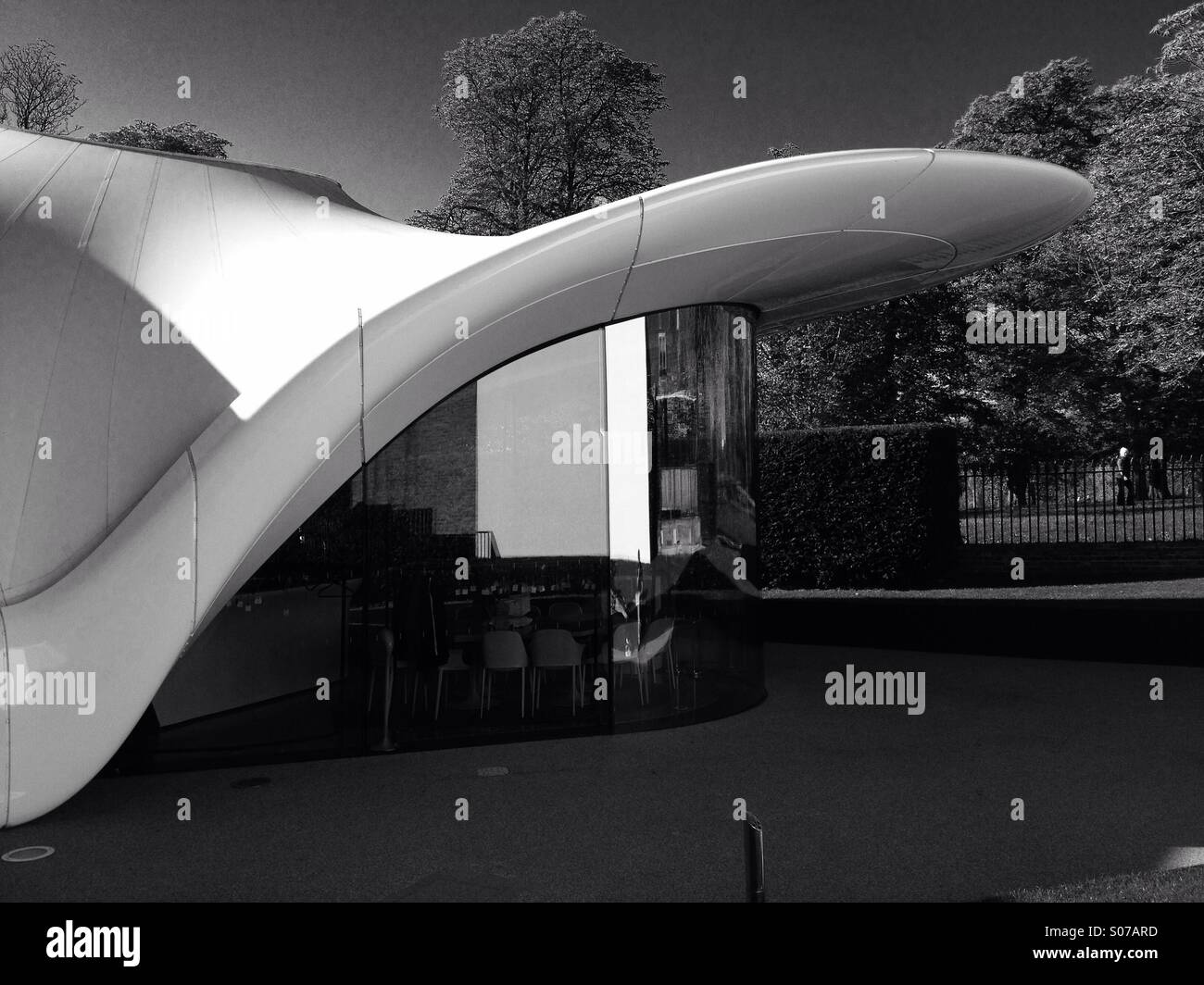 L'extension Serpentine Sackler Gallery de Zaha Hadid Architects - Image de stock capturée avec un smartphone L'extension Serpentine Sackler Gallery de Zaha Hadid Architects - Image de stock capturée avec un smartphone
