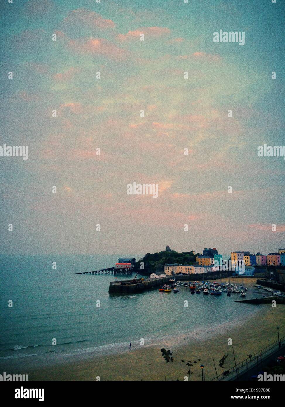 Lumière du soir, sur le port de Tenby Banque D'Images