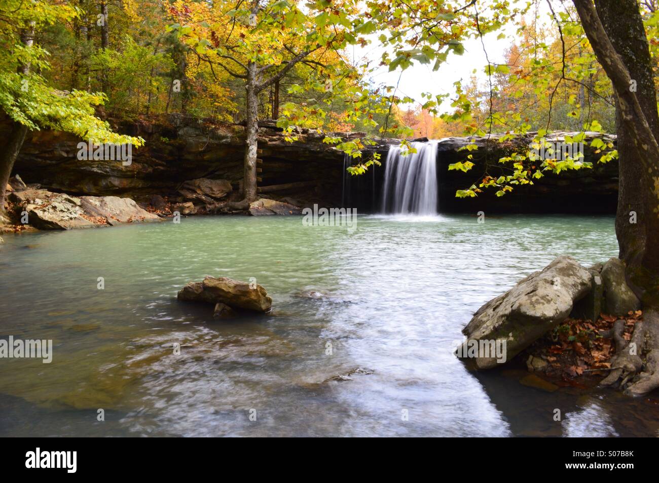 Un Effet Apaisant De Cette Belle Cascade Montrant Un Paysage D Automne Afficher Photo Stock Alamy Un Effet Apaisant De Cette Belle Cascade Montrant Un Paysage D Automne Afficher Photo Stock Alamy