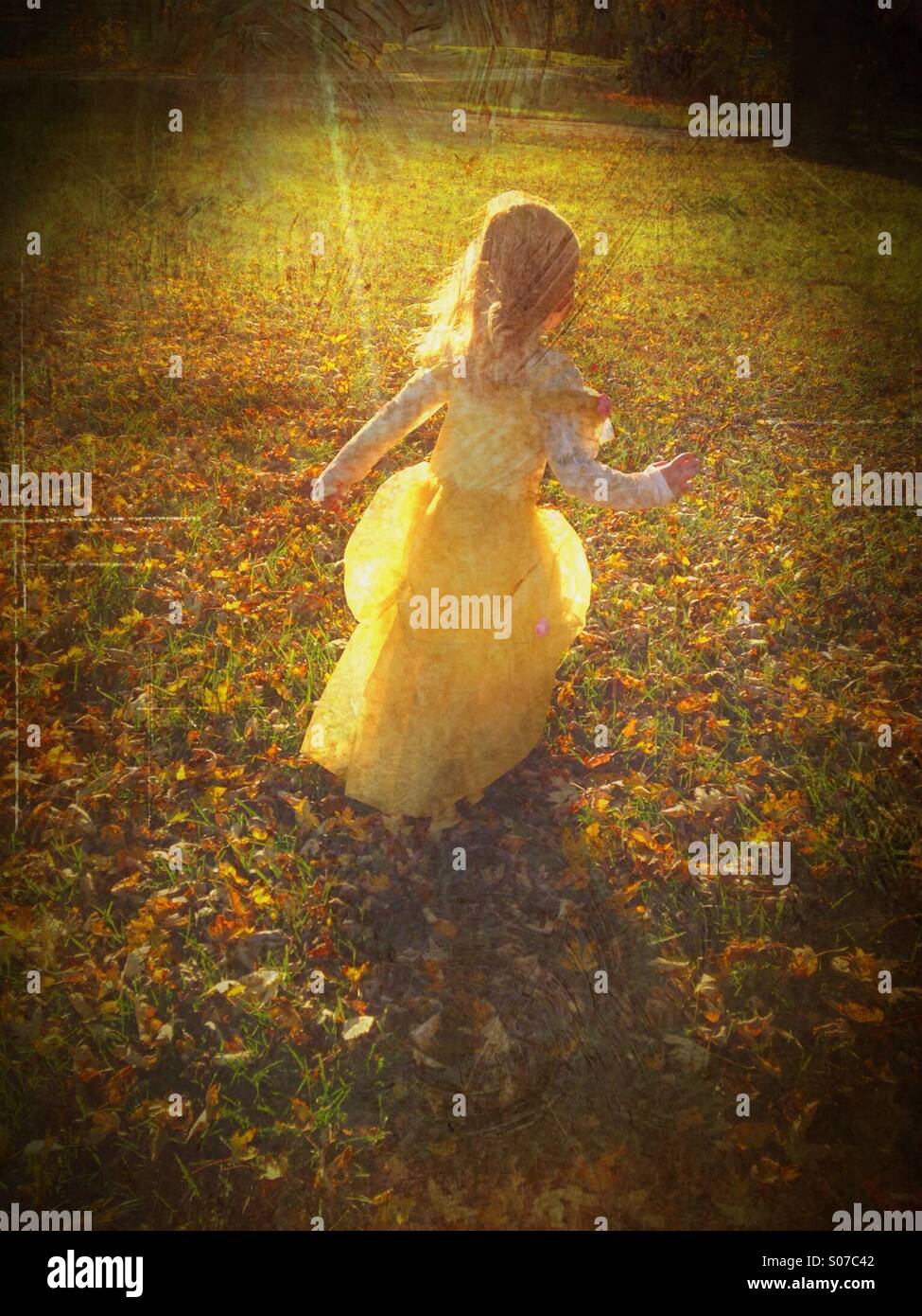 Une princesse dansant dans les feuilles d'automne. Banque D'Images