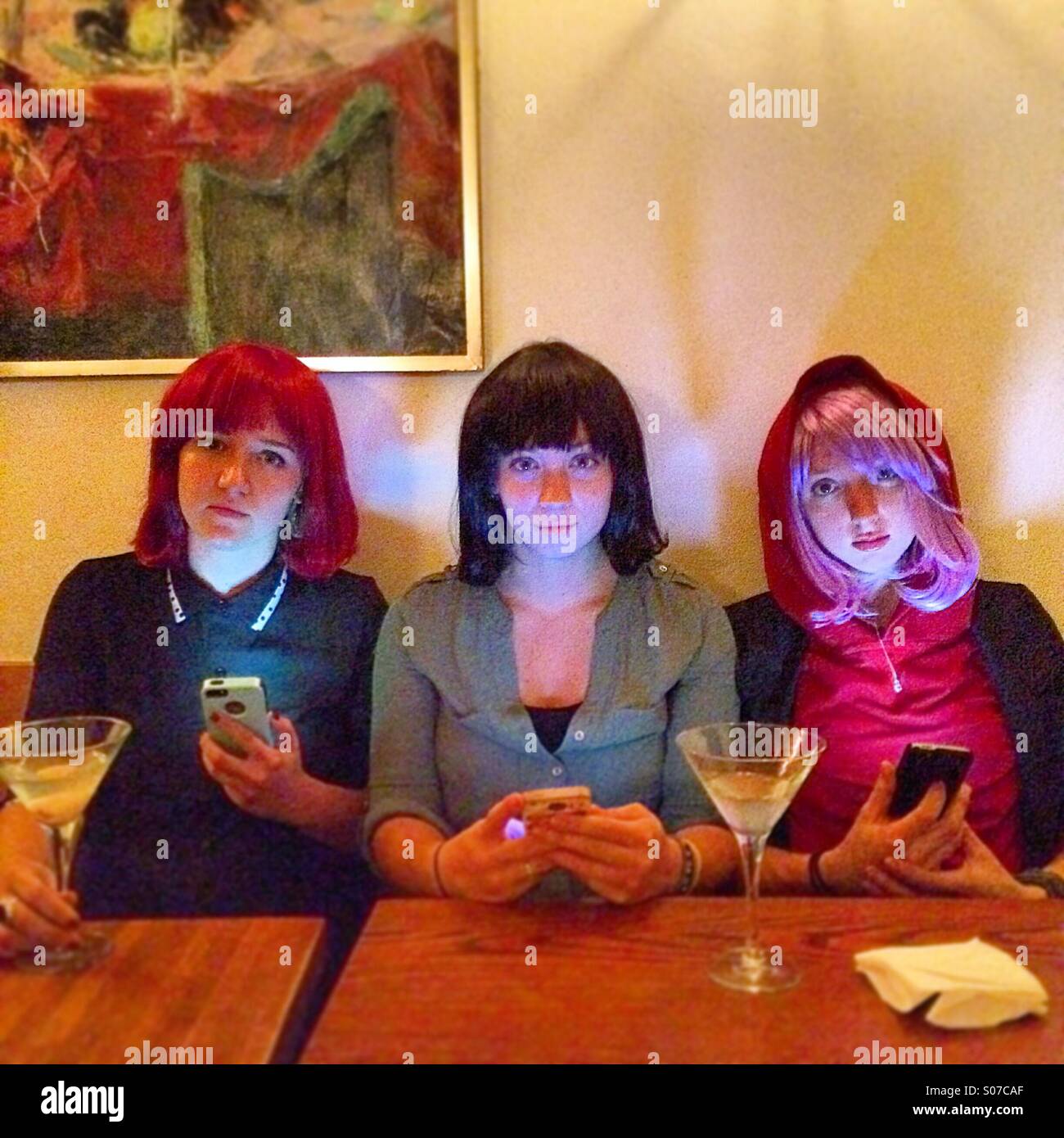 Les femmes dans les perruques Halloween at bar Banque D'Images