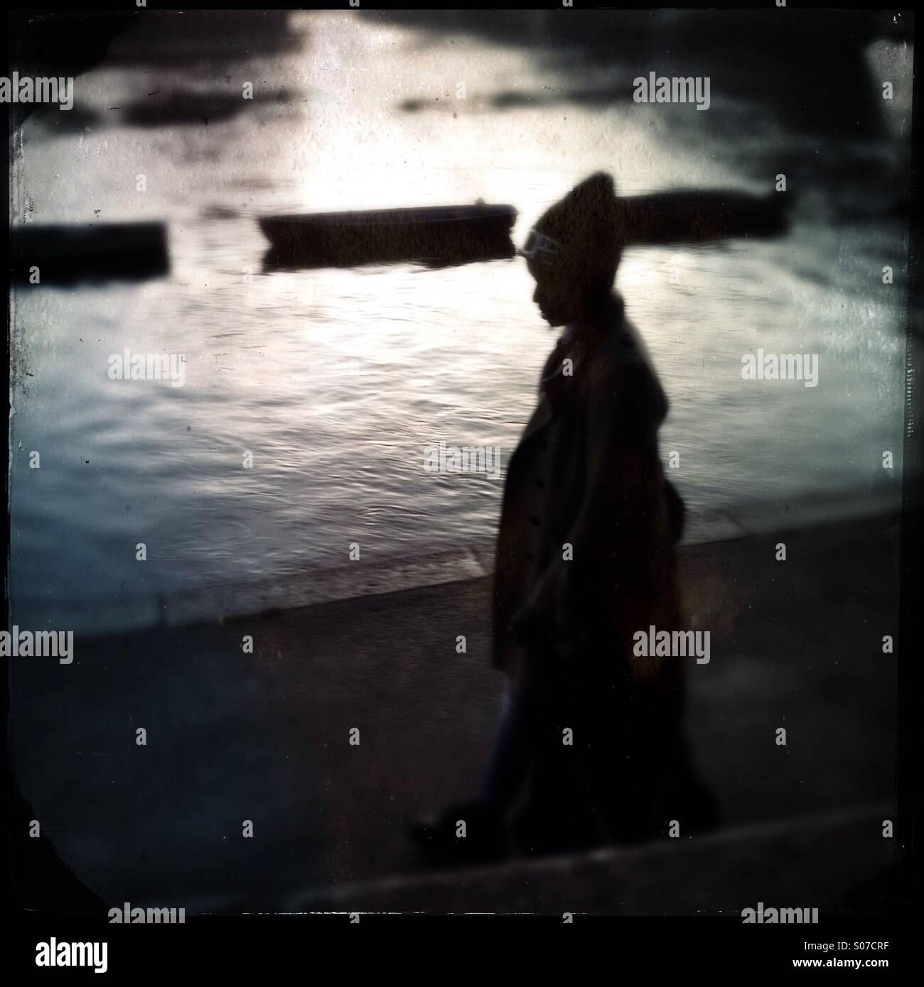 Silhouette de femme marche par la Tamise - Image de stock capturée avec un smartphone