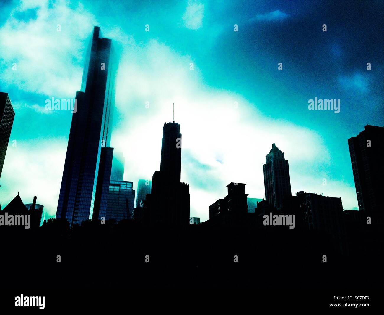 Horizon de Chicago, dramatique nuages et la lumière. Banque D'Images