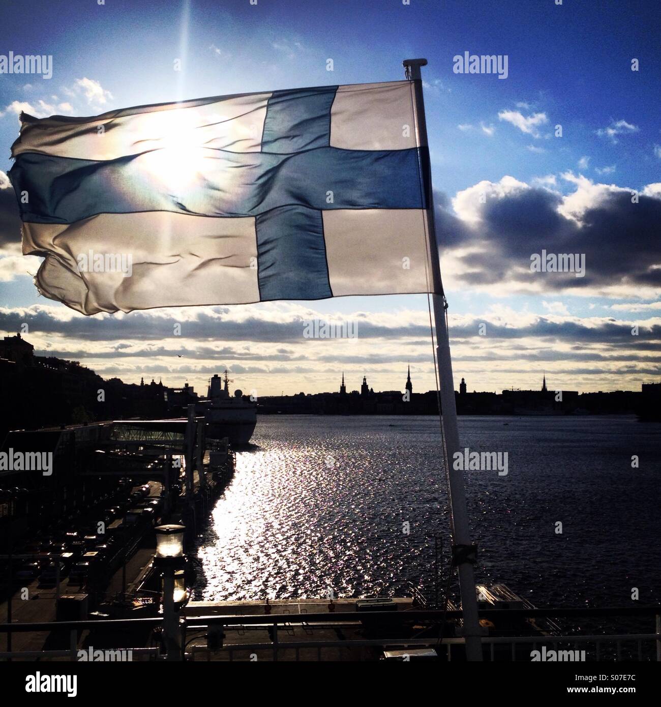 Un drapeau finlandais sur un ferry de la Baltique voler au-dessus de la vieille ville et le port de Stockholm en Suède Banque D'Images
