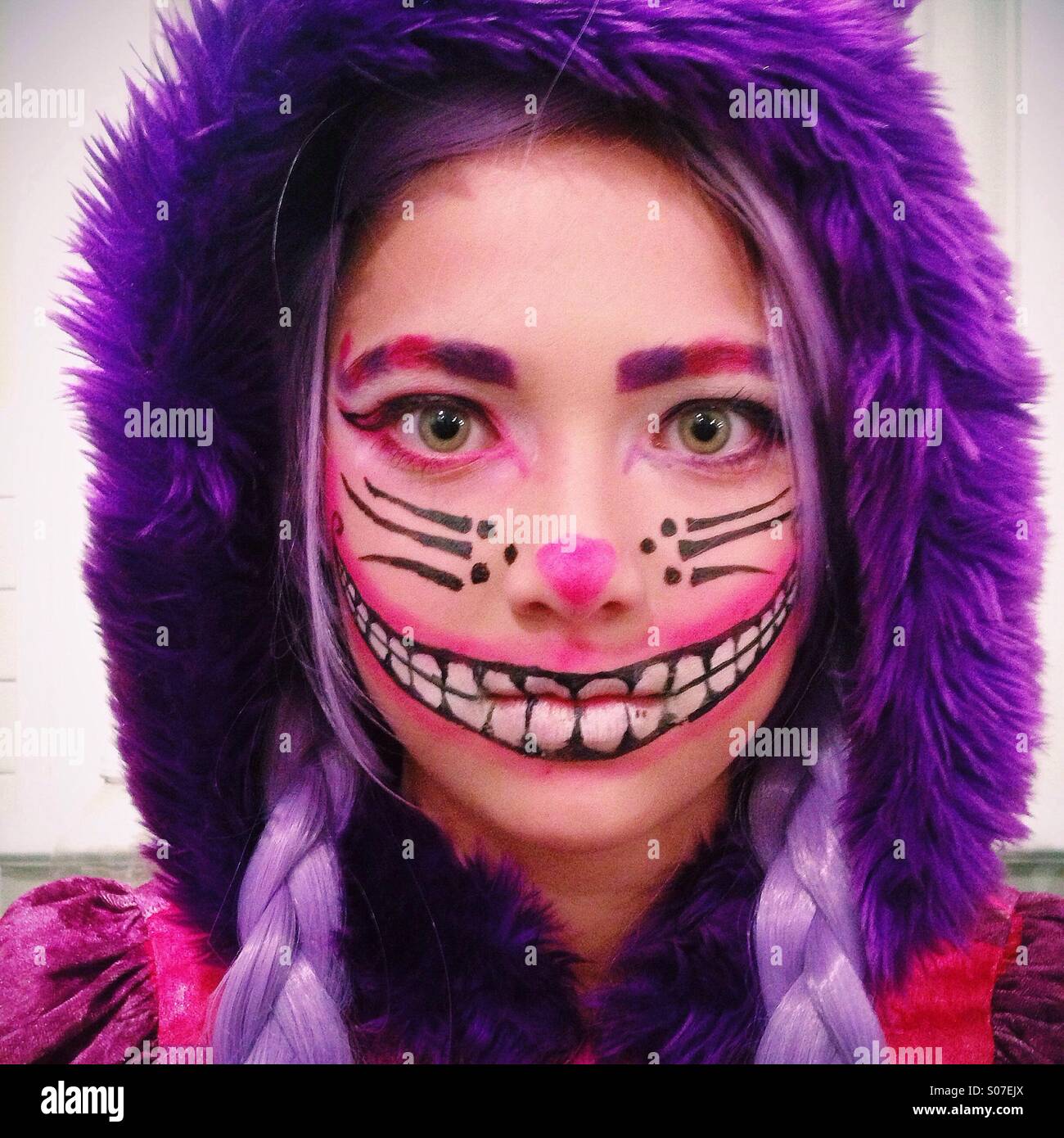 Fille en chat de Cheshire costume pour Halloween party Banque D'Images
