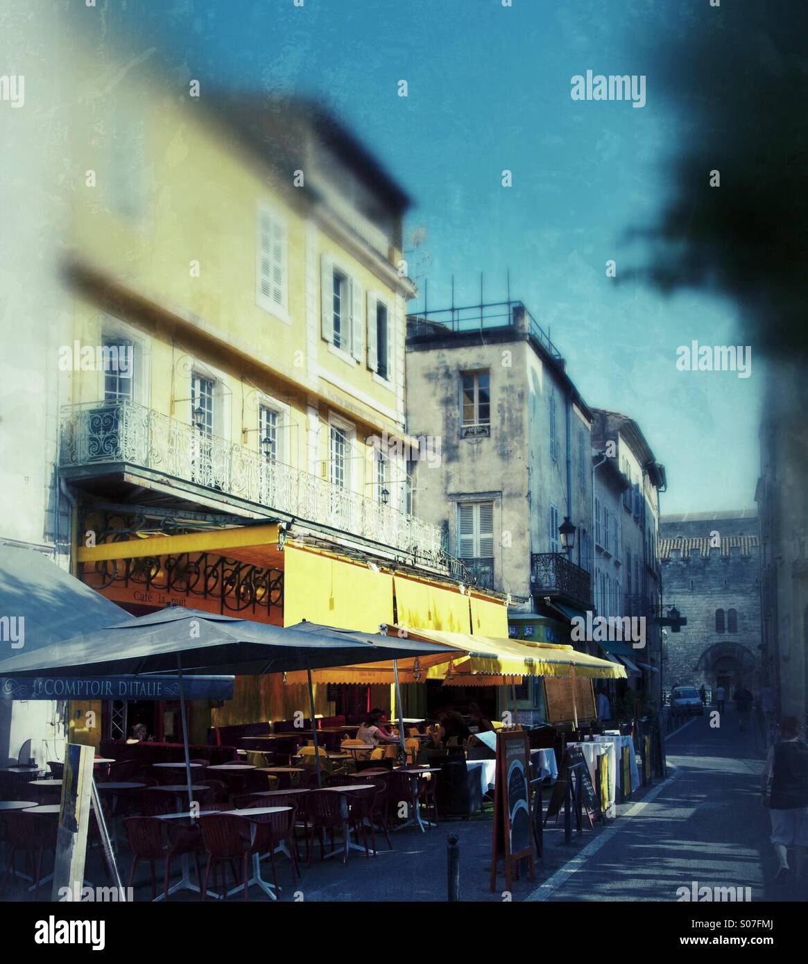 L'emplacement de Van Goghs célèbre terrasse du café le soir à Arles, France Banque D'Images