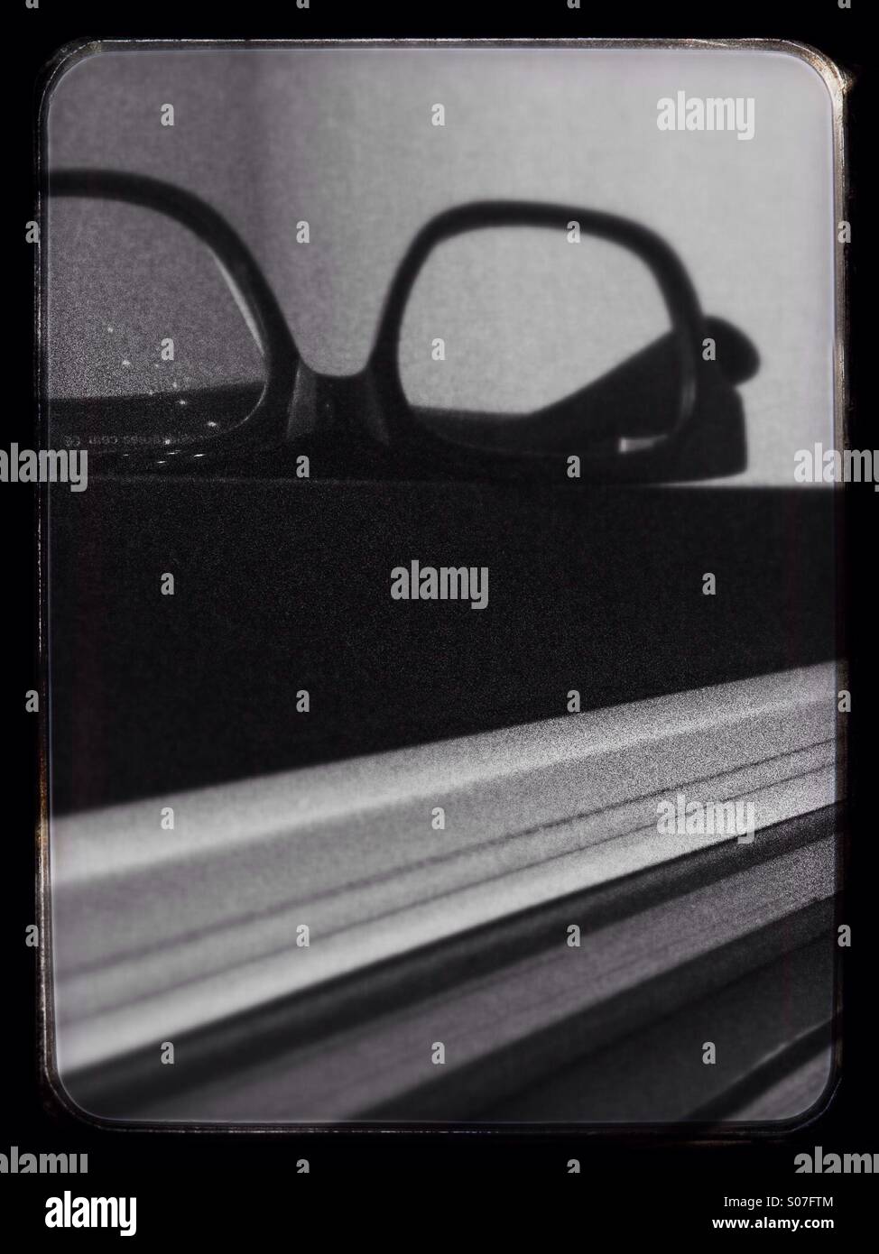 Image en noir et blanc d'une paire de lunettes et des livres - Image de stock capturée avec un smartphone