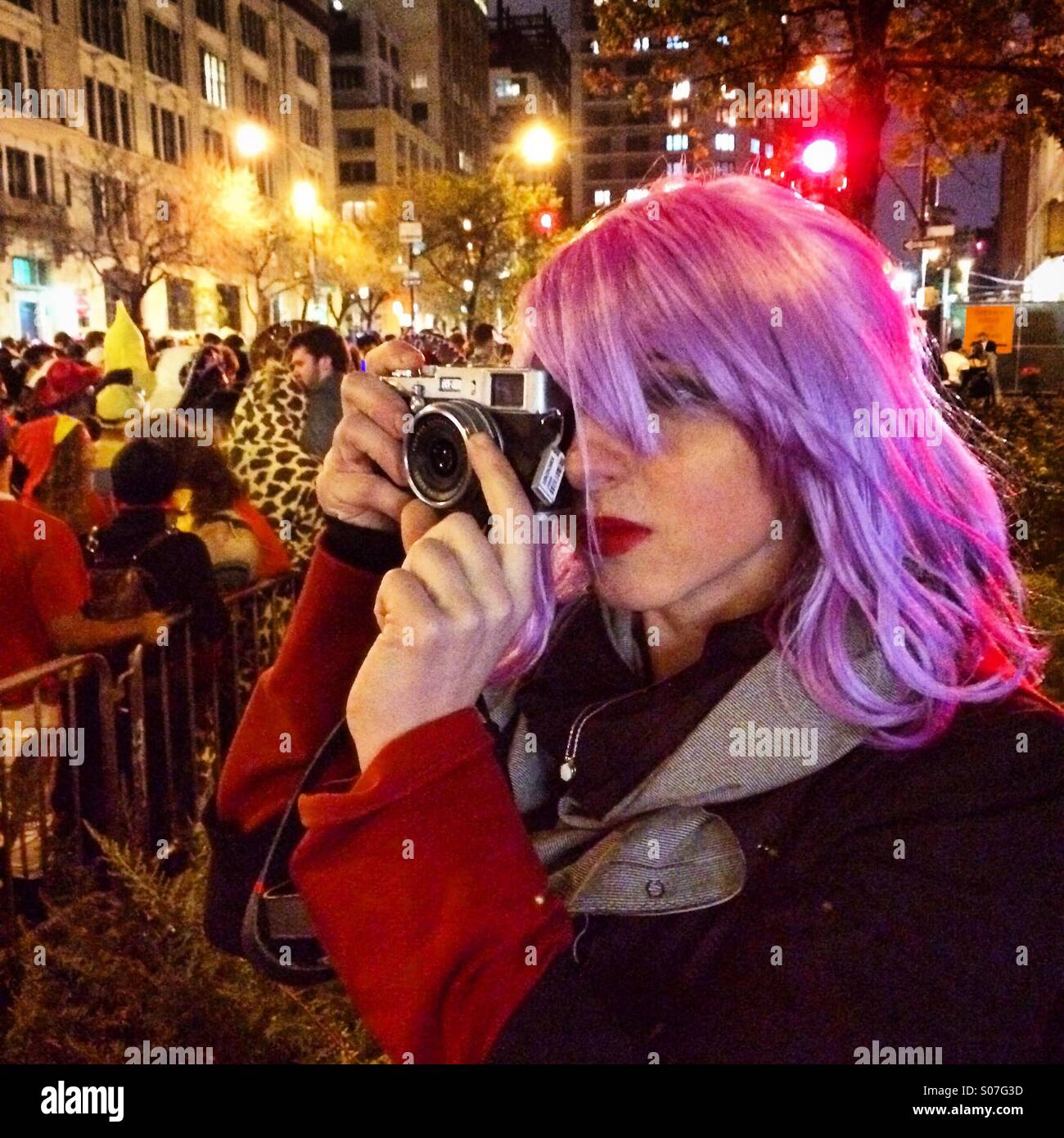 Perruque femme sur avec l'appareil photo pour prendre des photos au cours de la ville de New York défilé Halloween Banque D'Images