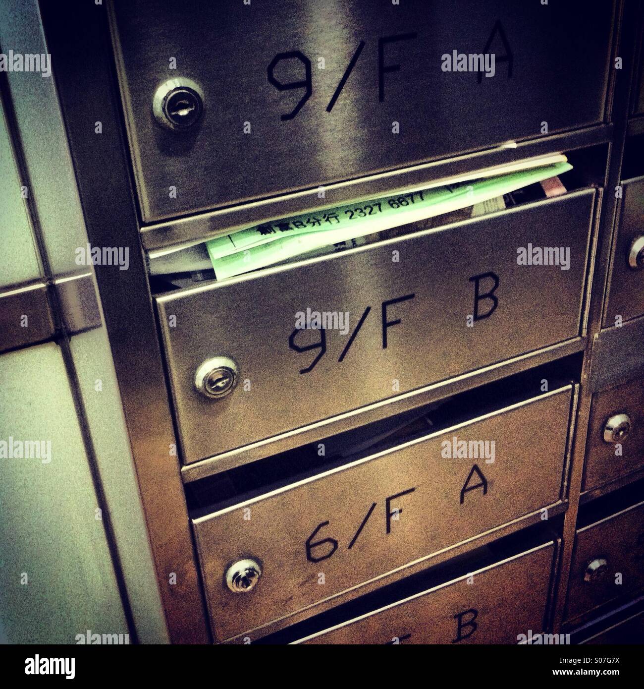 Mails dans la boîte aux lettres ou boîte aux lettres - Image de stock capturée avec un smartphone