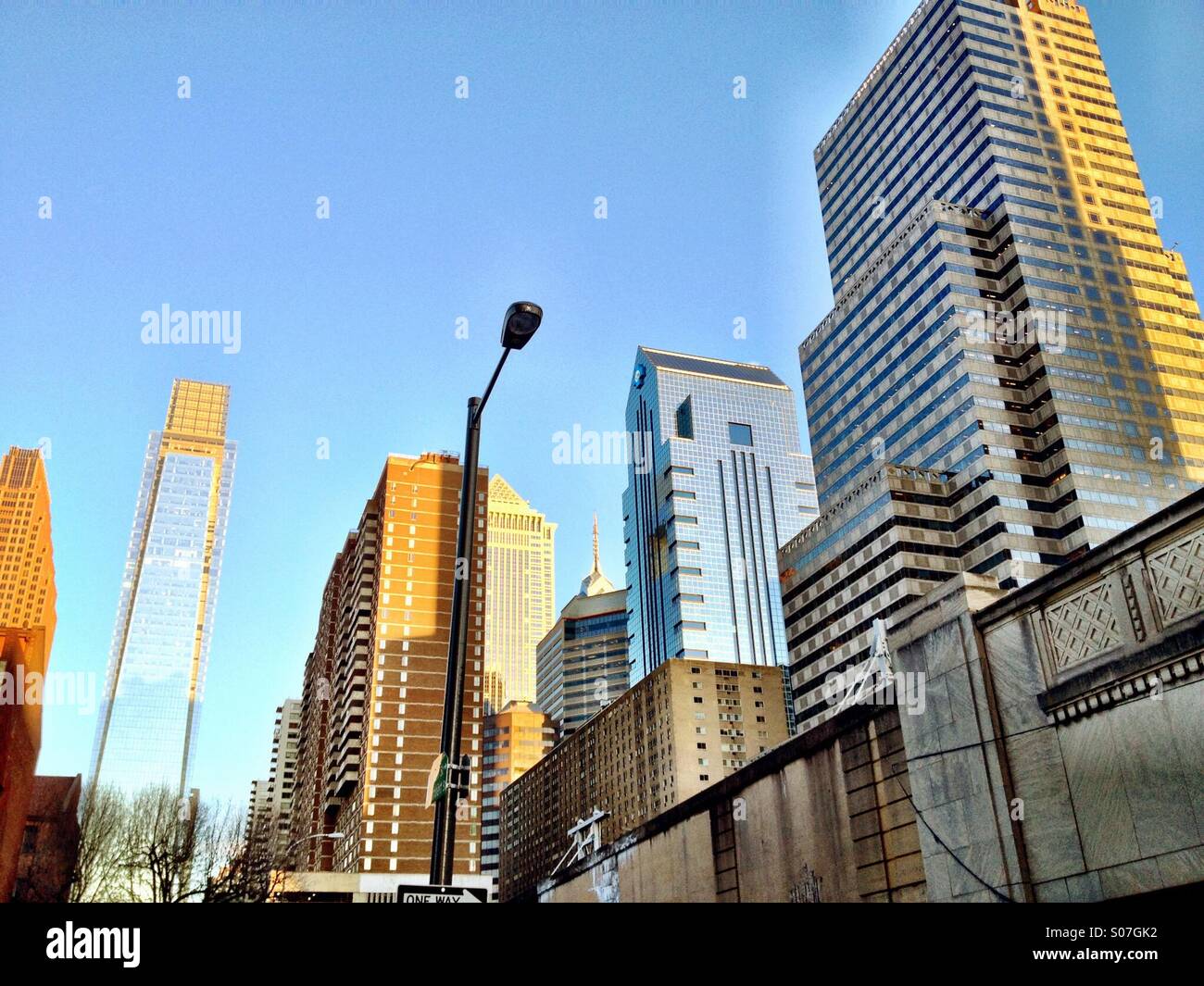 Street View de Philadelphie à partir de la 21e rue , Immeuble Comcast et d'autres - Image de stock capturée avec un smartphone