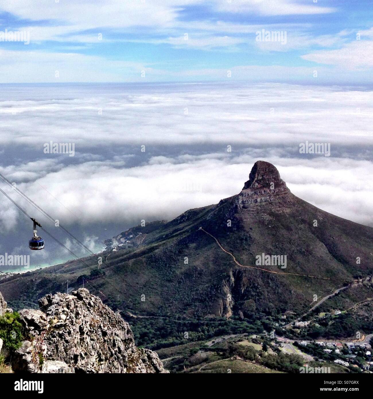 En ordre décroissant du téléphérique de Table Mountain avec Tête de Lion à l'arrière-plan. Banque D'Images