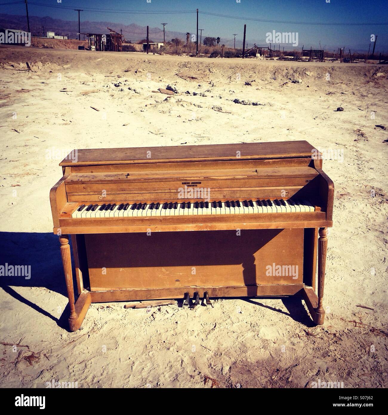 Piano dans le désert Banque D'Images