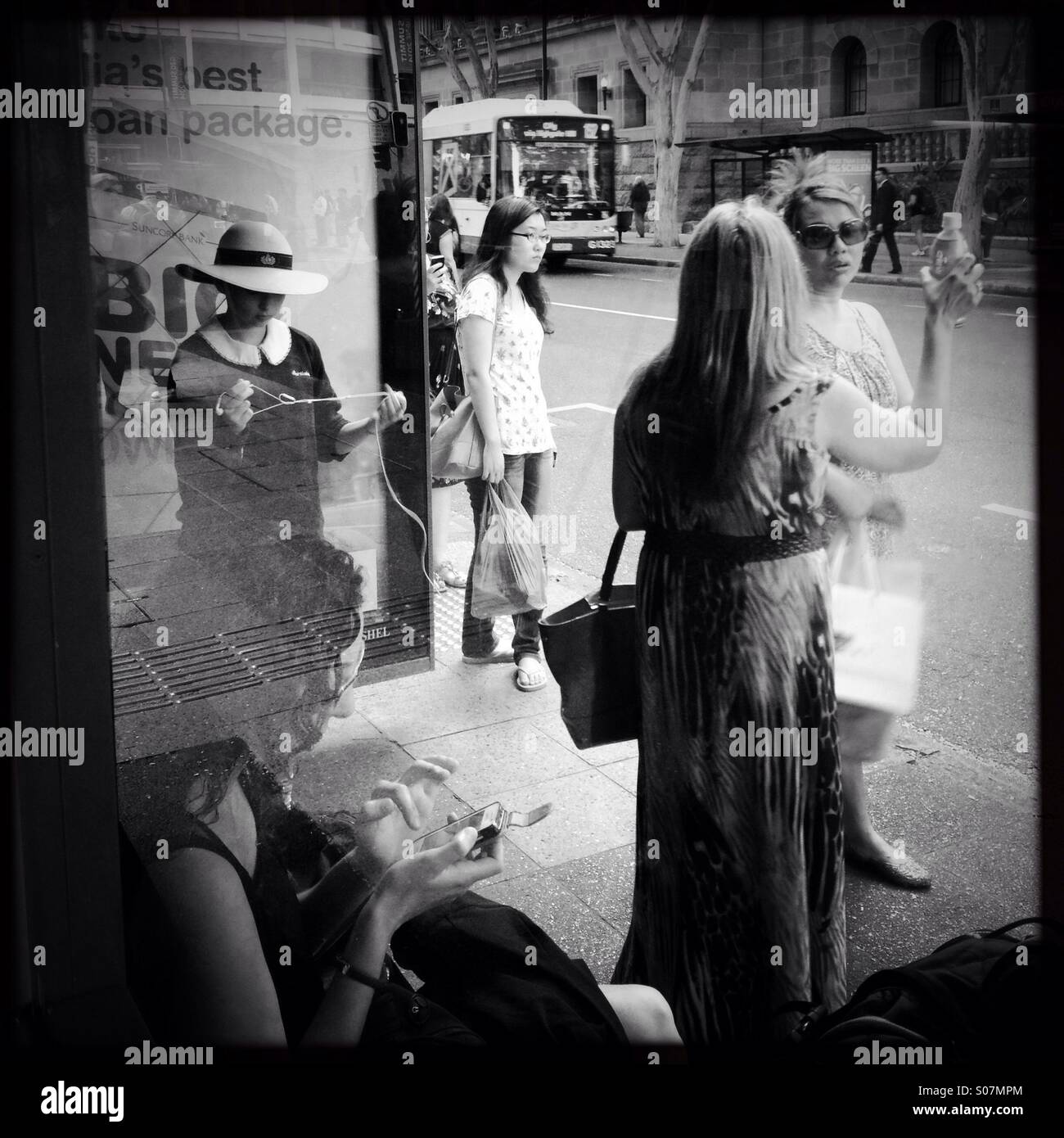 En attendant le bus (Brisbane, Queensland 2014) Banque D'Images