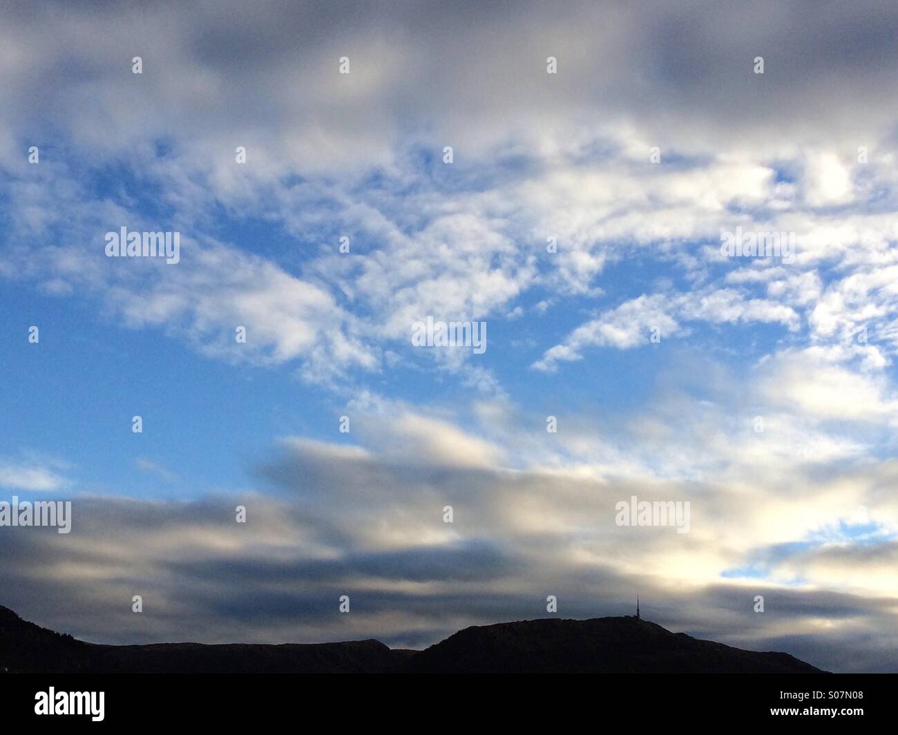 Nuages sur le mont Ulriken, Bergen, Norvège. Banque D'Images