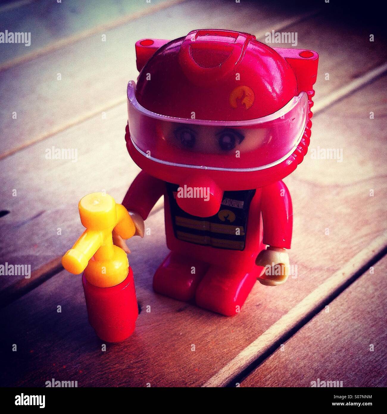 Fireman jouet dans la couleur rouge - Image de stock capturée avec un smartphone