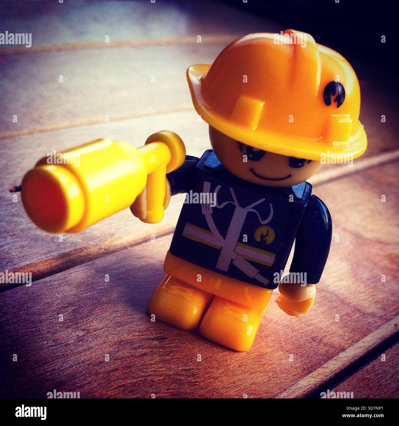 Pompier jaune jouet en plastique Banque D'Images