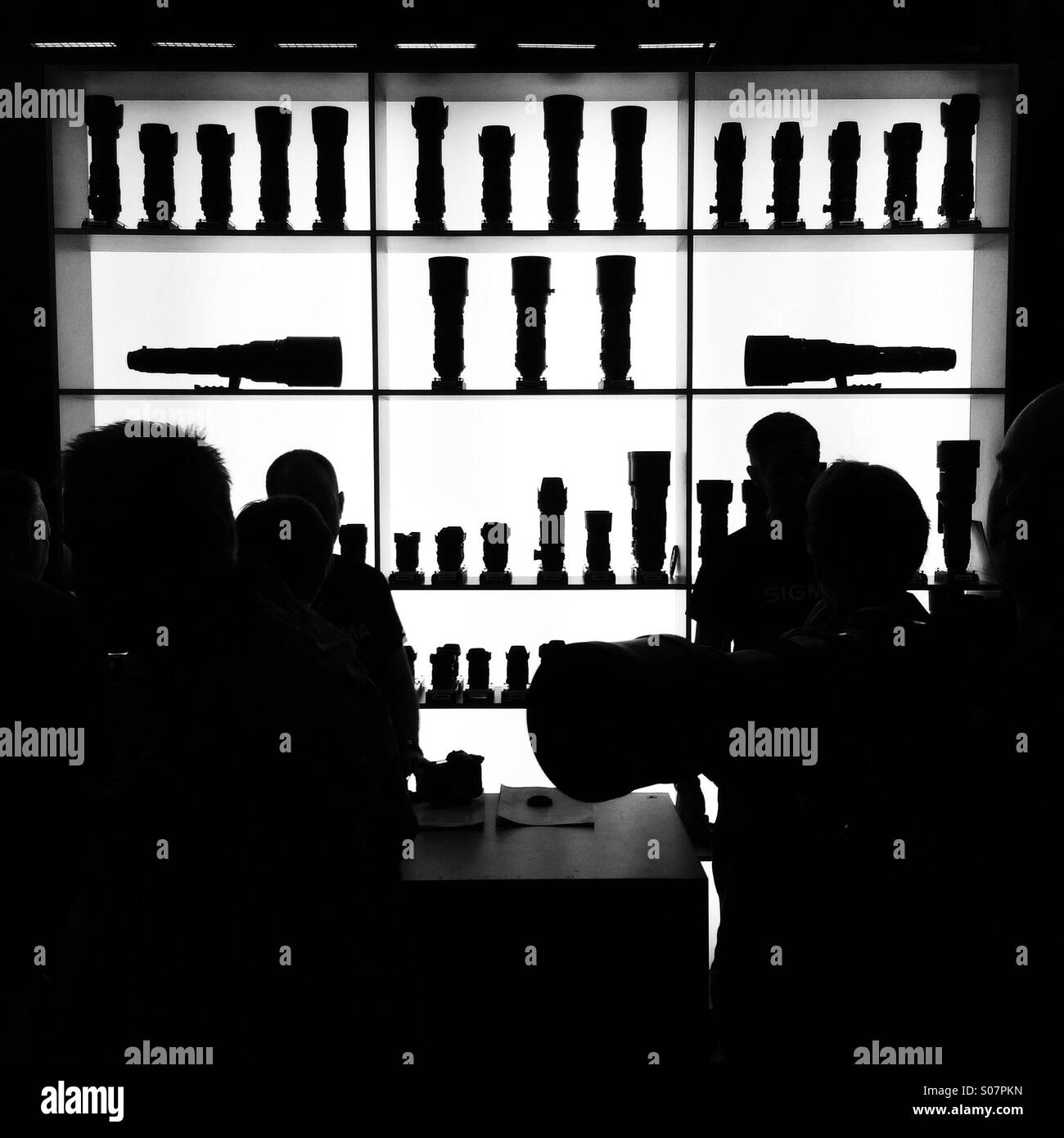 Salon de la photographie. Stockholm, Suède. Les lentilles en arrière-plan. Silhouettes Banque D'Images