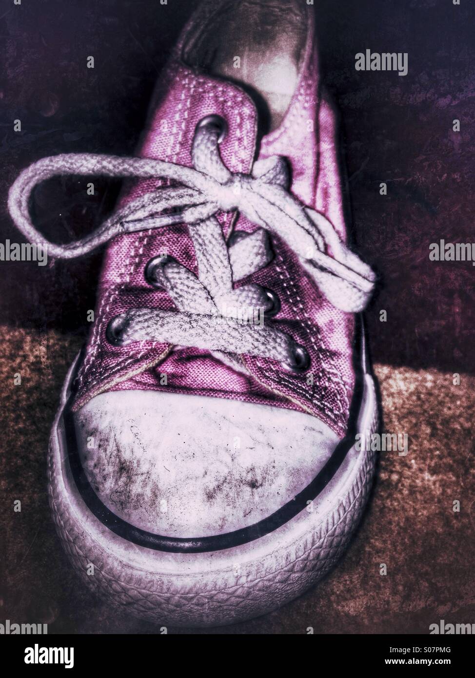 Une rose de l'enfant chaussure de tennis. Banque D'Images