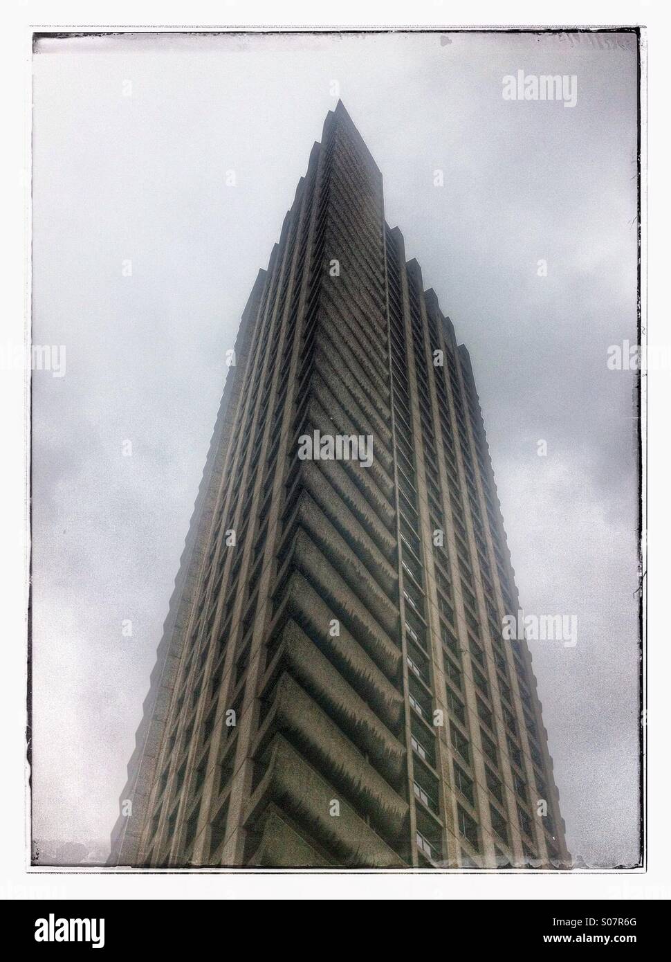 Cromwell Tower, Barbican Centre, Londres, Angleterre. - Image de stock capturée avec un smartphone