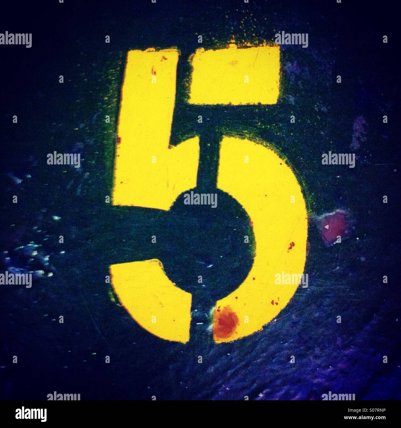 Numéro 5 peint sur le plancher en stencil style - Image de stock capturée avec un smartphone