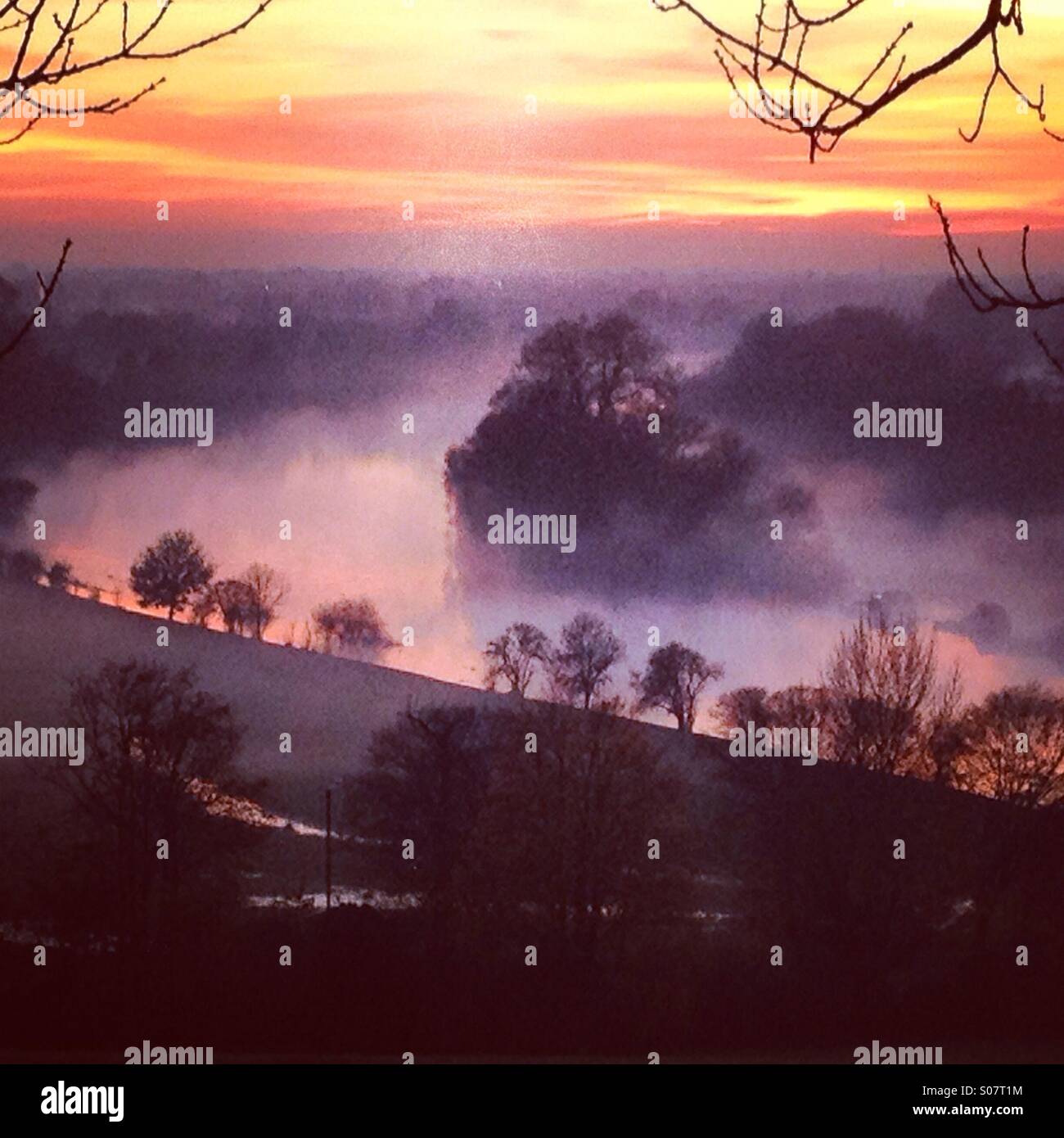 Richmond Hill, Surrey. C'est la fameuse vue sur Soumagne Meadows qui est protégé par une loi du parlement et montre la Tamise sur un soir brumeux et misty en novembre. UK - Image de stock capturée avec un smartphone
