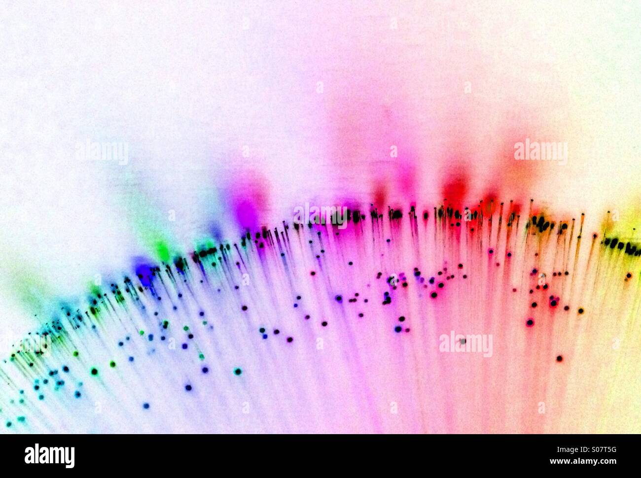 Effet arc-en-ciel de couleurs inversées sur feux de fibre optique Banque D'Images