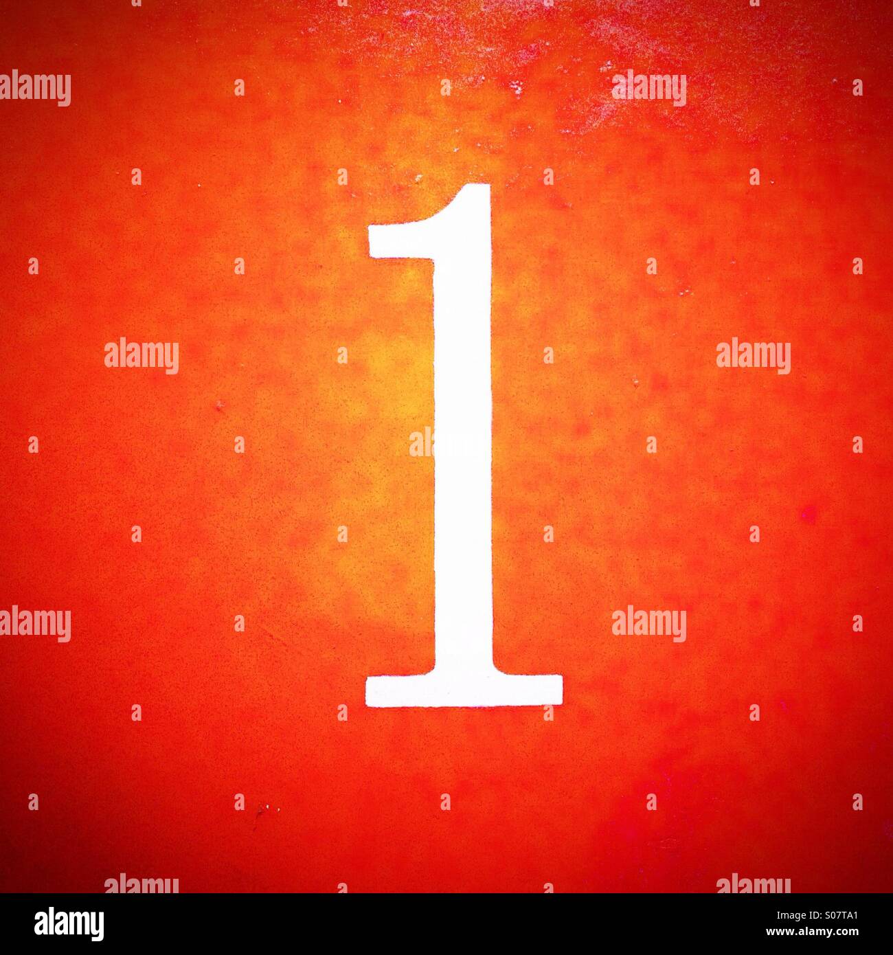 Numéro 1 peint en blanc sur mur otange - Image de stock capturée avec un smartphone